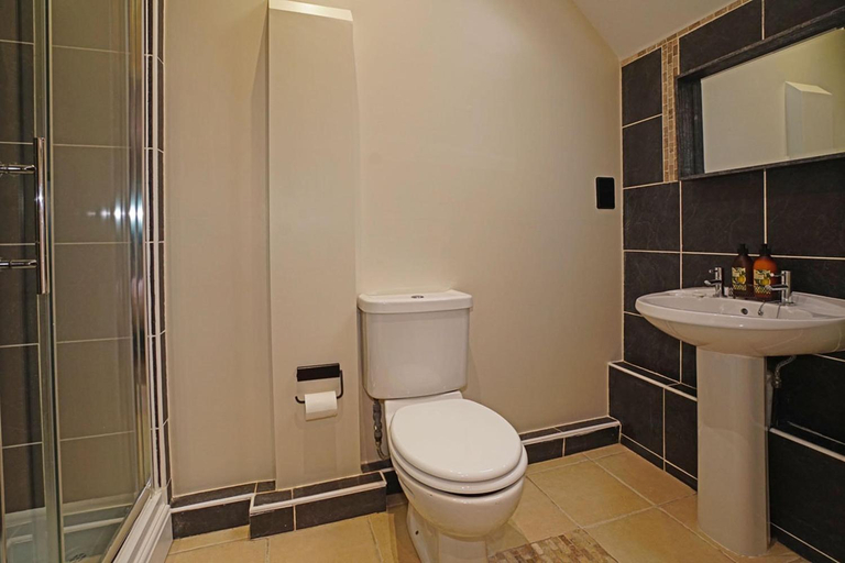 Bathroom 3, The Greyhound Inn, Kent