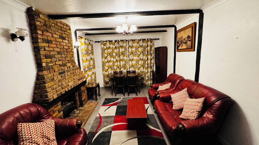Others 3, Spacious 4 Bedroom House in St Albans, Hertfordshire