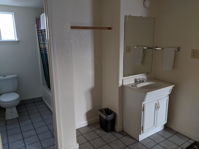 Bathroom 3, Deluxe Inn, Alameda