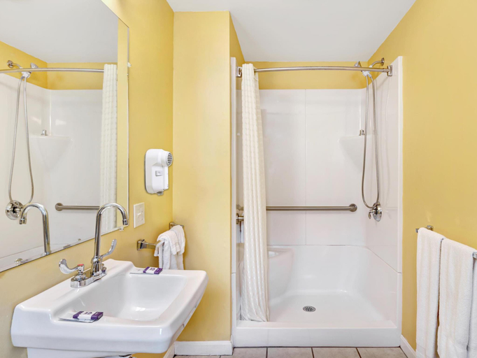 Bathroom 3, Knights Inn, Cumberland
