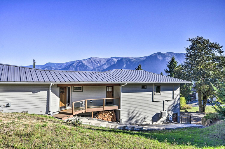Scenic Studio with Loft and View of the Columbia River, Skamania