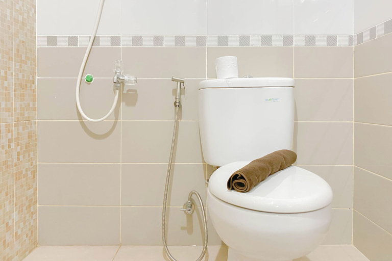 Bathroom 3, Homey and Modern 2BR Apartment at Royal Olive Residence, South Jakarta