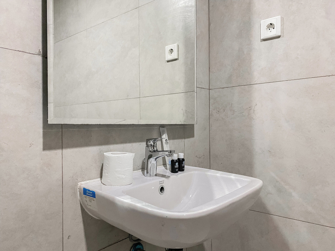 Bathroom 5, Good and Restful Studio Pollux Chadstone Apartment, Cikarang
