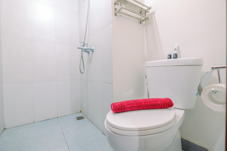 Bathroom 5, Modern Look 1BR at LRT City Sentul - Royal Sentul Park Apartment, Bogor