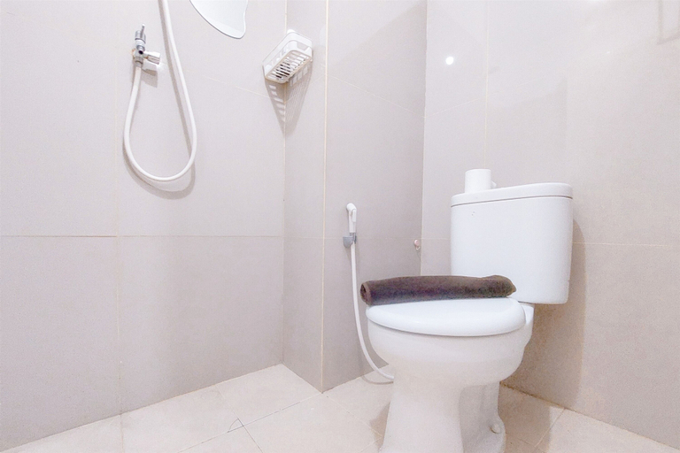 Bathroom 5, Simply Look Studio at Baileys Apartment, South Tangerang