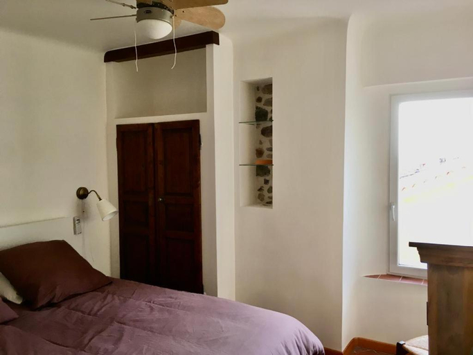 Bedroom 2, La Maison de Lily, cosy dans le Vieux-Hyeres, parking gratuit, Var