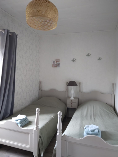 Bedroom 2, Domaine de Marchal - chambres et table d'hotes, Puy-de-Dôme
