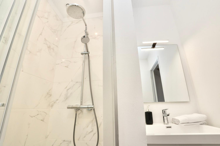 Bathroom 2, Napoleon Gare 8 T2 Dernier Etage ByLocly, Morbihan