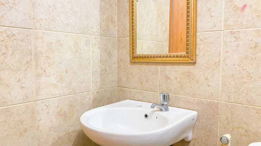 Bathroom 5, Comfortable and Restful 2BR at Great Western Apartment, Tangerang