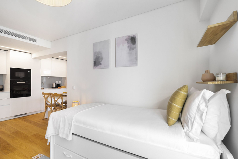 Bedroom 3, Urban Oasis: Modern Living With Parking & Ac, Lisbon