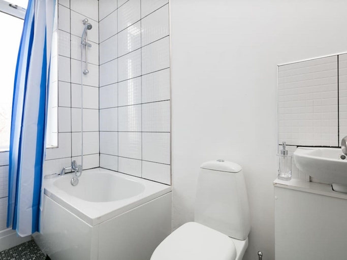 Bathroom 2, Shared Short Term South Manchester Accommodation, Trafford