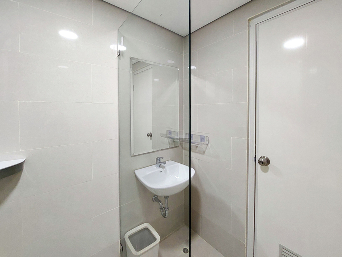 Bathroom 4, Restful and Comfy Studio Podomoro City Deli Medan Apartment, Medan
