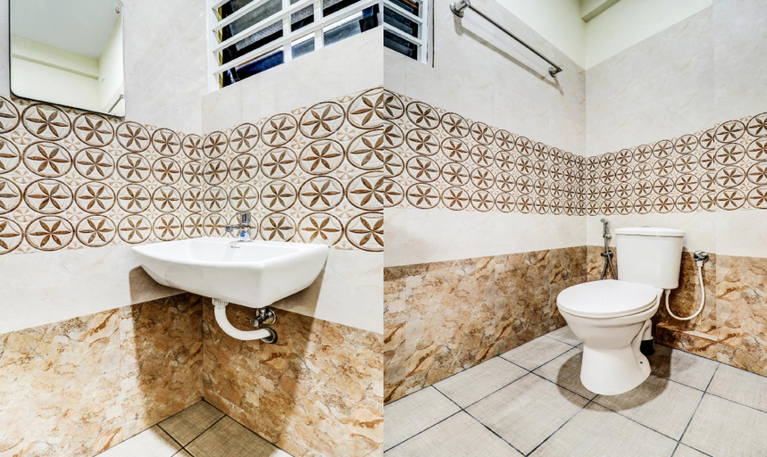 Bathroom 4, Itsy Hotels Rain Tulsi Stayz, Palarivattom Junction, Ernakulam