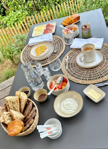 Food & Drinks 4, HARITZAGA chambre d'hote terrasse & jardin prive, Pyrénées-Atlantiques