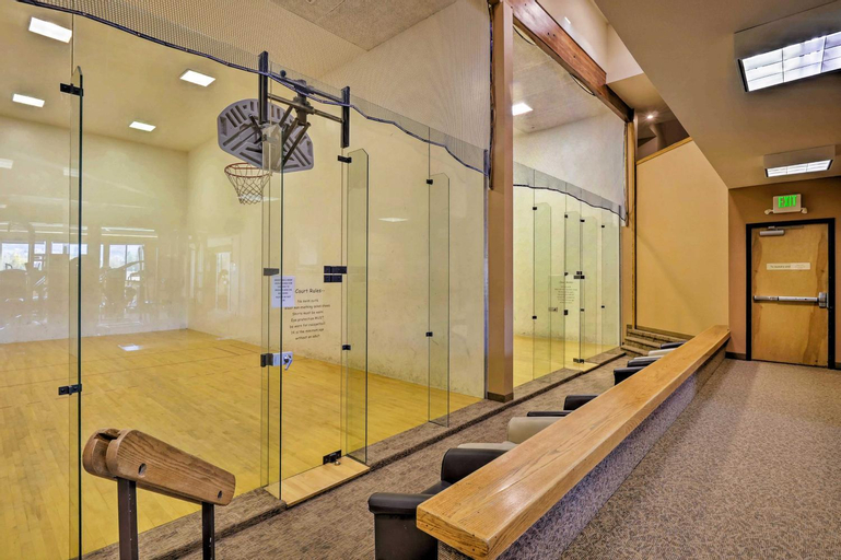 Cozy Mountain Fraser Condo with Pool and Hot Tub!, Grand