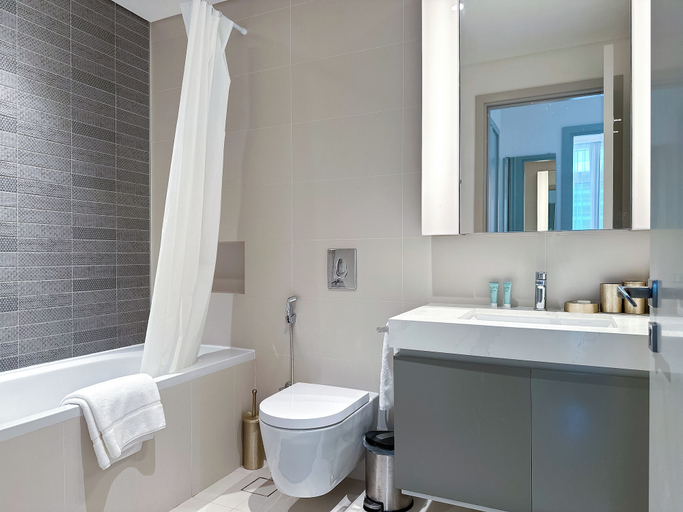 Bathroom, Vibrant 1BR Apartment Marina&Ocean View, Dubai