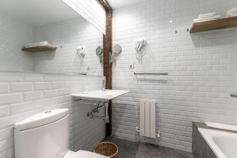 Bathroom 2, Victorooms, Vizcaya