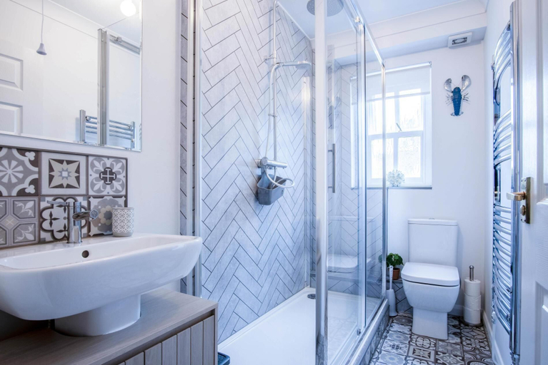 Bathroom 3, Kilmore House - 2 Bedroom Apartment - Tenby, Pembrokeshire