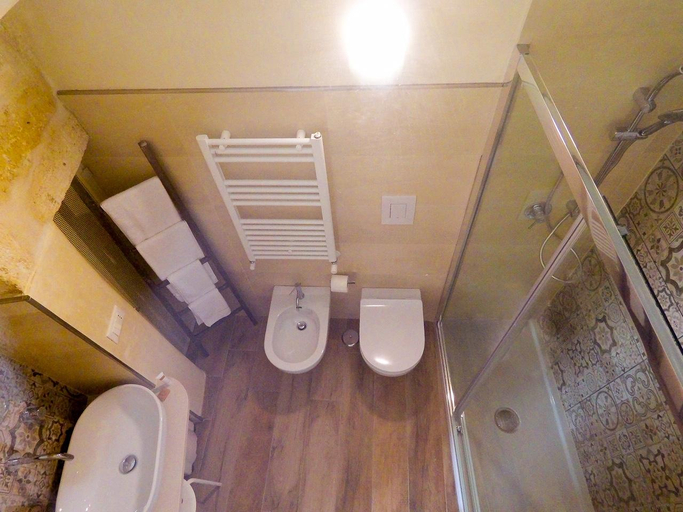 Bathroom 3, 21 mq Suite Home, Brindisi