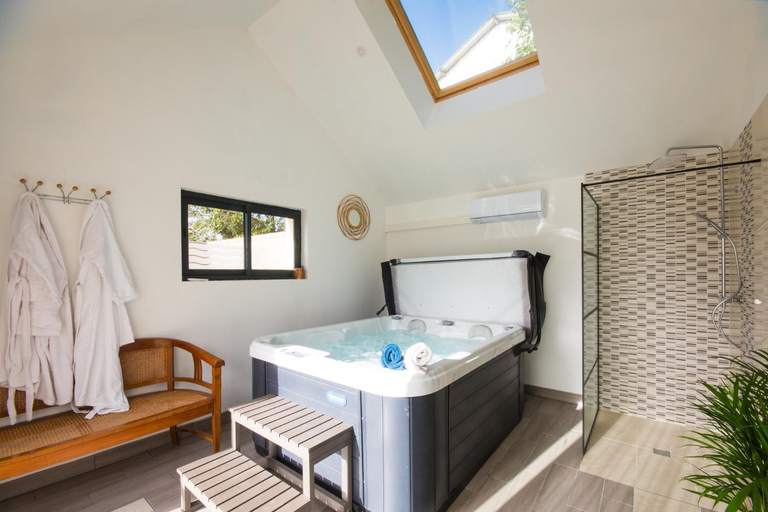Bathroom 2, Le Sarcinoe, Yonne
