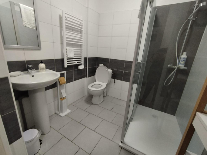 Bathroom 3, Le Refuge des Voyageurs, Marne