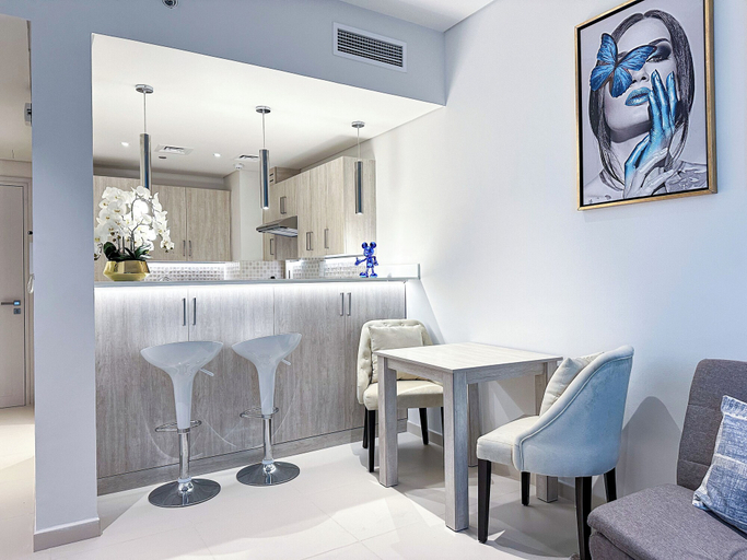 Food & Drinks 5, Infinity Pool and Beachfront Apartments - Seven Palm, Dubai