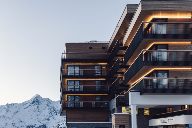 Exterior & Views