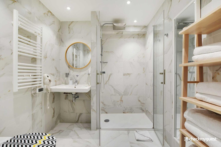 Bathroom 2, Cozy apartment - 1BR/4P Montmartre / Sacré Cœur, Paris