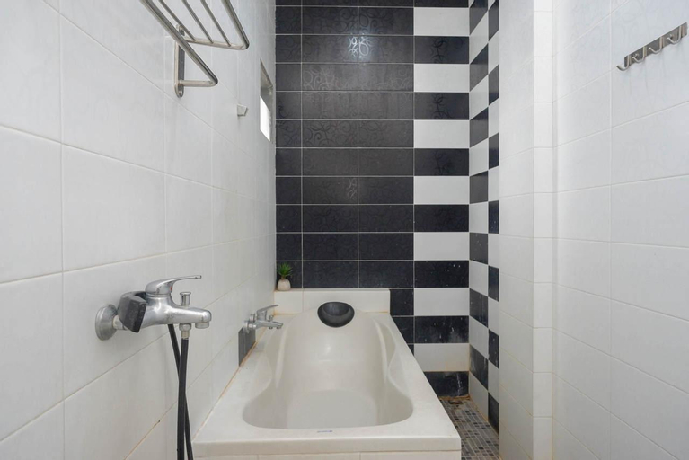 Bathroom 11