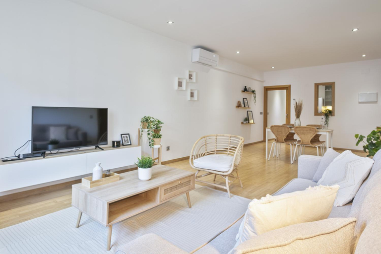 Others 4, Ola Living Consell De Cent, Barcelona