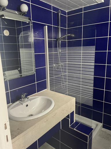 Bathroom 3, Hotel La Pinede, Vaucluse