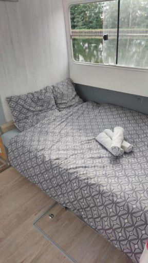 Bedroom 1, Libellule peniche nuit insolite, Loire