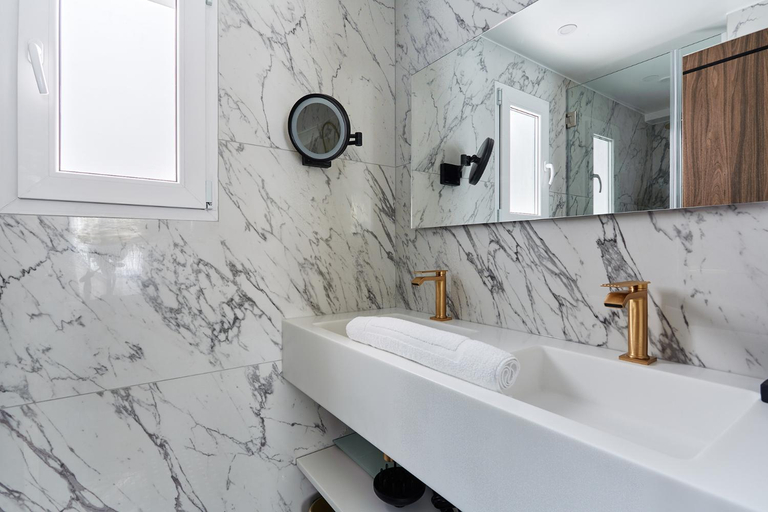Bathroom 3, Apart hotel Louvre museum by Studio prestige, Paris