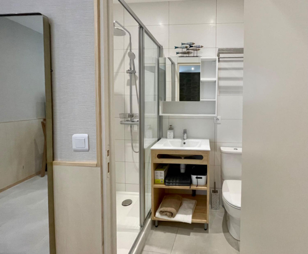 Bathroom 3, Tang Home Apartment, Gironde