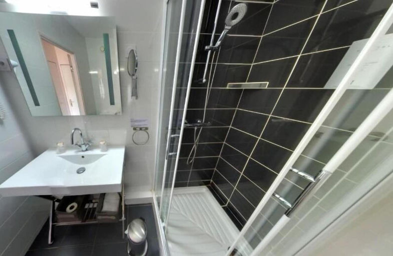 Bathroom 3, Cit'Hotel Logis Le Chene Vert, Vendée