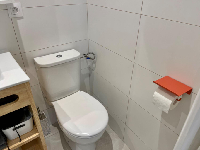 Bathroom 2, Tang Home Apartment, Gironde