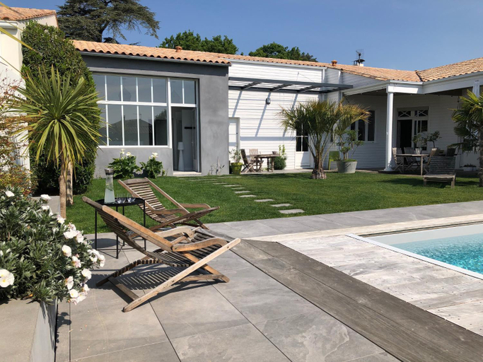 Others 3, Maison M, chambre privee acces jardin piscine et jacuzzi pres de La Rochelle, Charente-Maritime