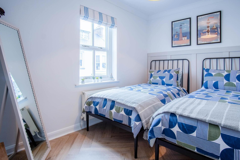 Bedroom 2, Kilmore House - 2 Bedroom Apartment - Tenby, Pembrokeshire