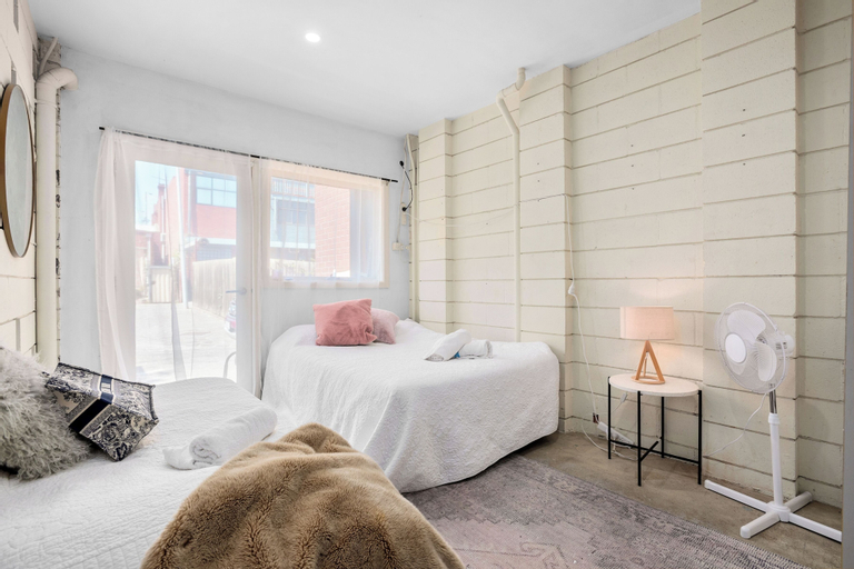 Melbourne CBD-private rooms guests Hse., Melbourne