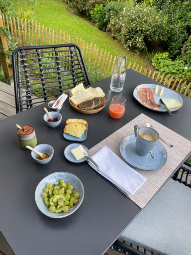 Food & Drinks 5, HARITZAGA chambre d'hote terrasse & jardin prive, Pyrénées-Atlantiques