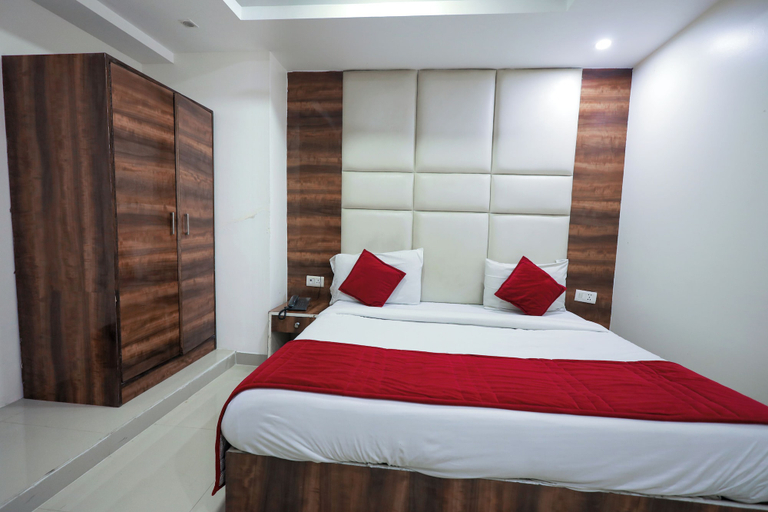 Bedroom 2, Airpot The Paramonnt Hotel, Delhi