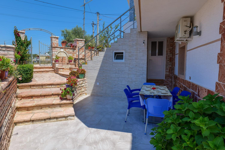 Others 5, Villa Guximi, Sarandës