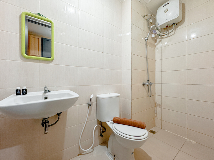Bathroom 5, Cozy Stay and Best Value Studio at Tamansari Prospero Apartment By Travelio, Sidoarjo