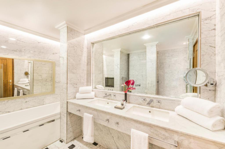 Bathroom 2, The Chelsea Harbour Hotel & Spa London, London