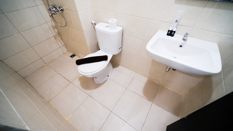 Bathroom 5, Simple and Homey Studio at Tamansari Prospero Sidoarjo Apartment By Travelio, Sidoarjo