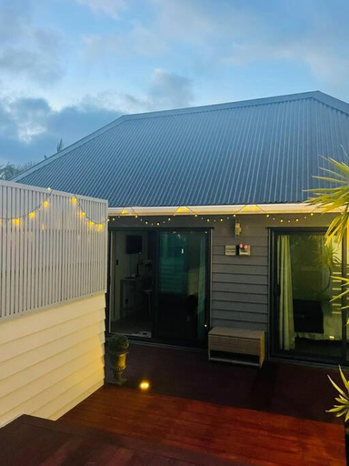 Others 2, Delightful little house & Chateau Charme Suite, Waitakere