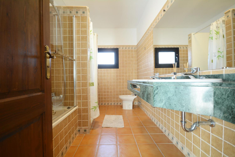 Bathroom 4, Beautiful spacious villa with private heated pool in Lajares, Las Palmas