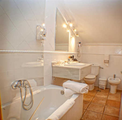 Bathroom 5, Hotel Spa El Muelle de Suances, Cantabria