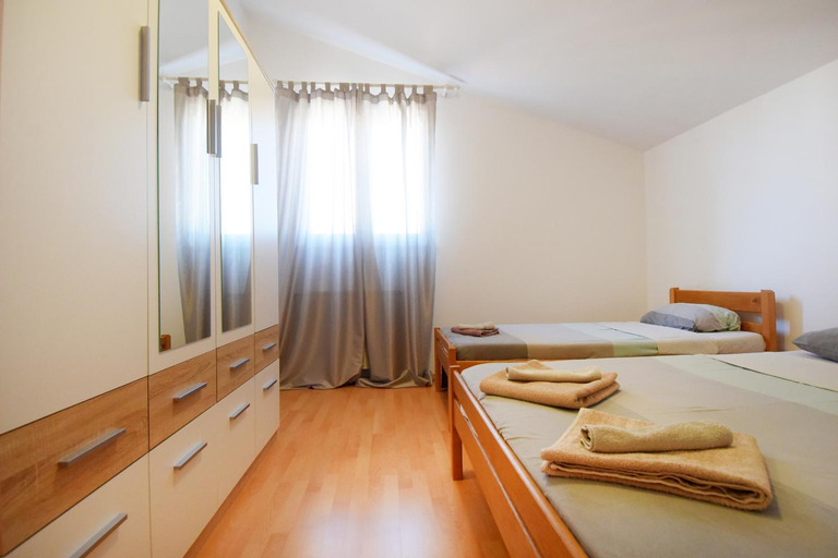Bedroom 2, Suitable Summer Apartments, Pula