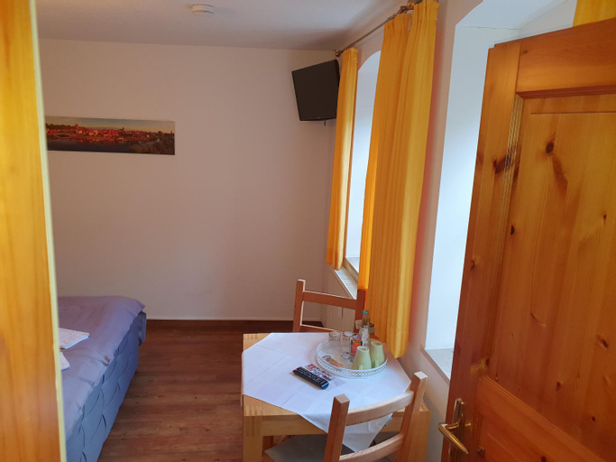 Bedroom 1, Altstadtcafe und Pension, Stendal